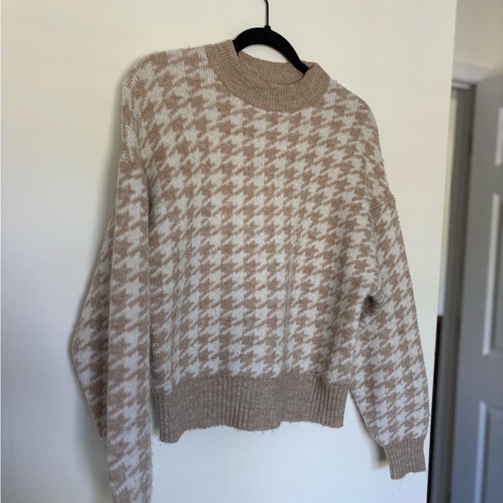 H&M Beige and Cream Houndstooth Sweater